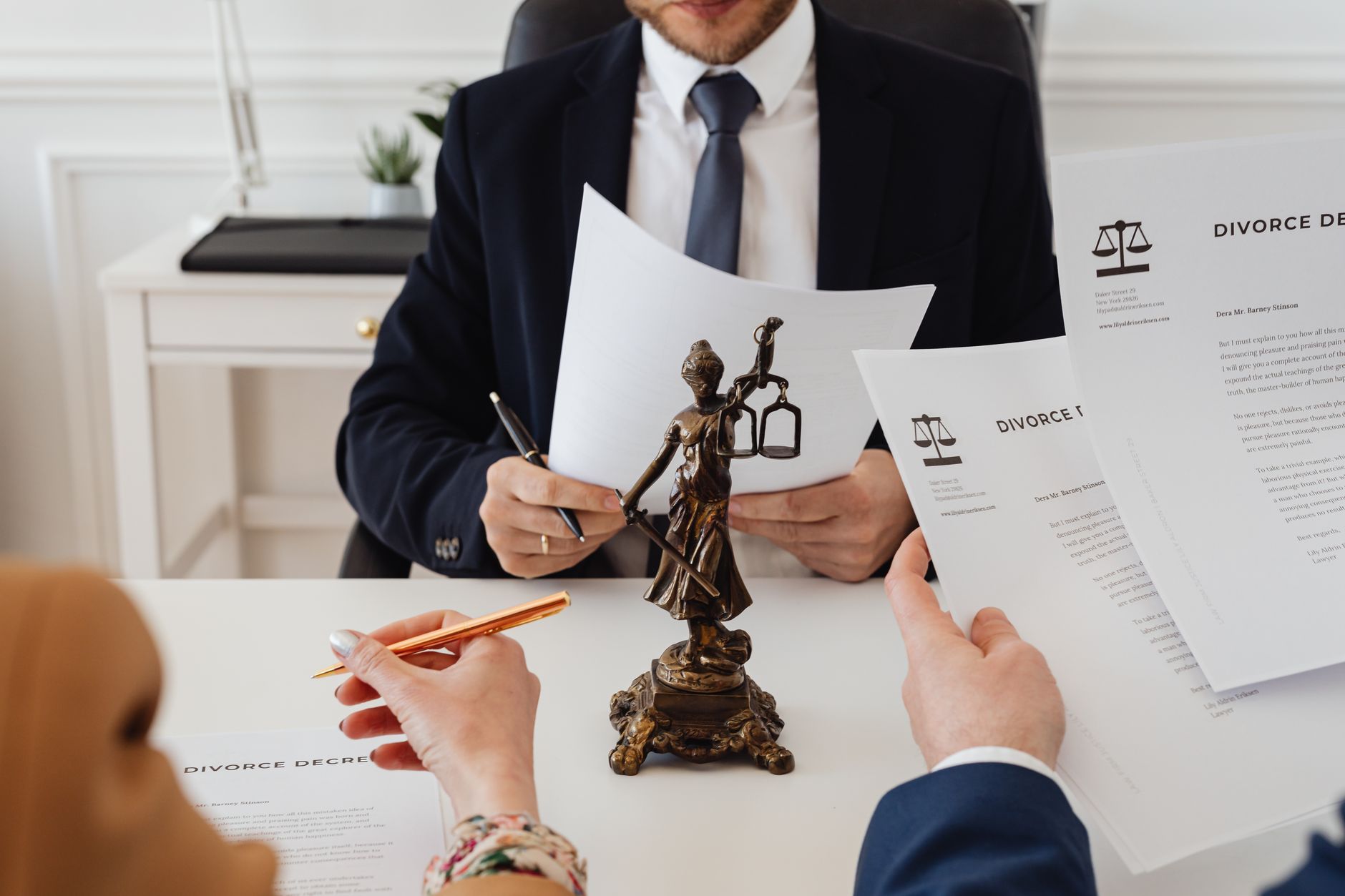 Wirtschaftsrecht Jurist Position 2026: Karriere & Gehalt